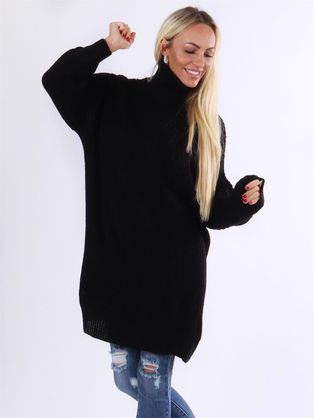 Jazmin - Höghalsad stickad klänning med kabelstickning